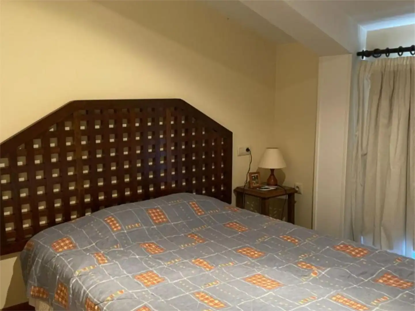 Schlafzimmer von Einfamilien-Reihenhaus zum Verkauf in Trujillo mit Klimaanlage, Heizung und Privatgarten