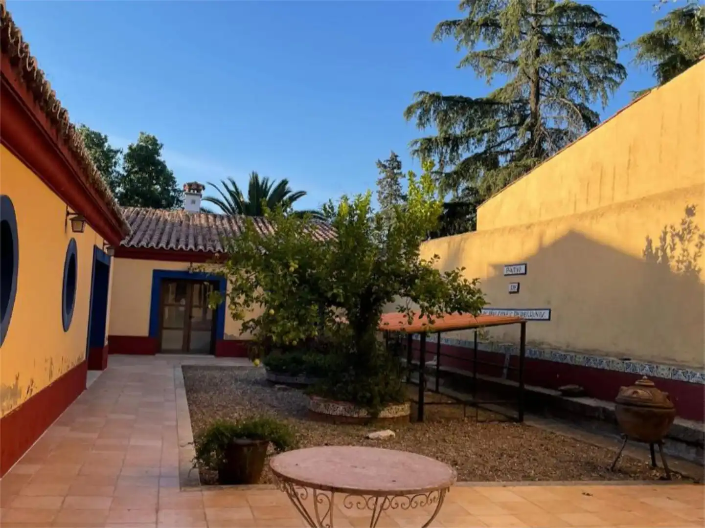 Außenansicht von Einfamilien-Reihenhaus zum Verkauf in Trujillo mit Klimaanlage, Heizung und Privatgarten
