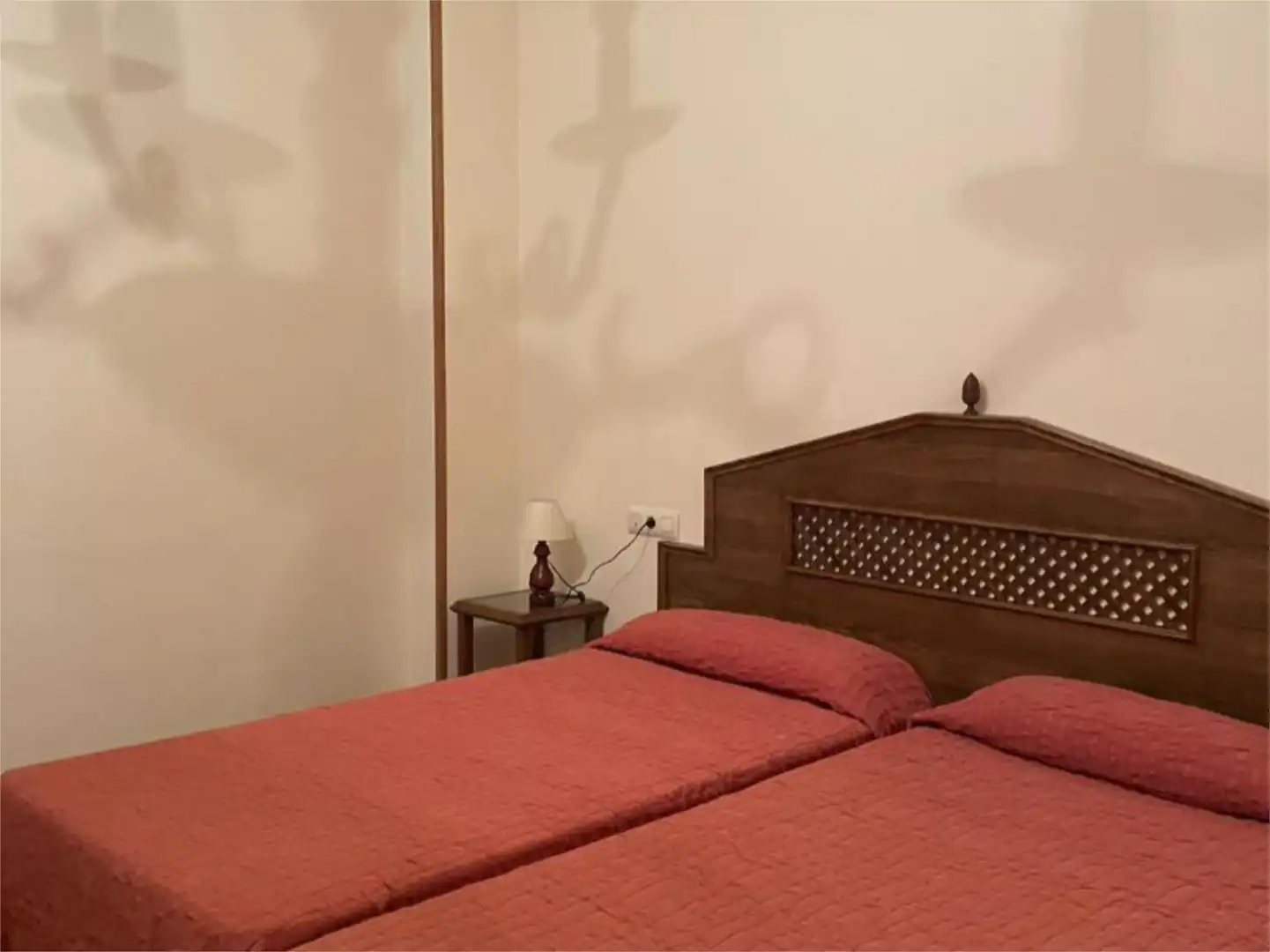 Schlafzimmer von Einfamilien-Reihenhaus zum Verkauf in Trujillo mit Klimaanlage, Heizung und Privatgarten