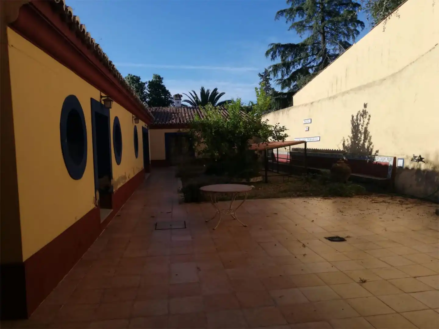 Garten von Einfamilien-Reihenhaus zum Verkauf in Trujillo mit Klimaanlage, Heizung und Privatgarten