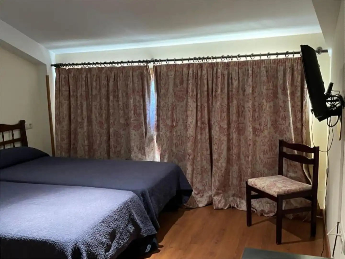 Schlafzimmer von Einfamilien-Reihenhaus zum Verkauf in Trujillo mit Klimaanlage, Heizung und Privatgarten