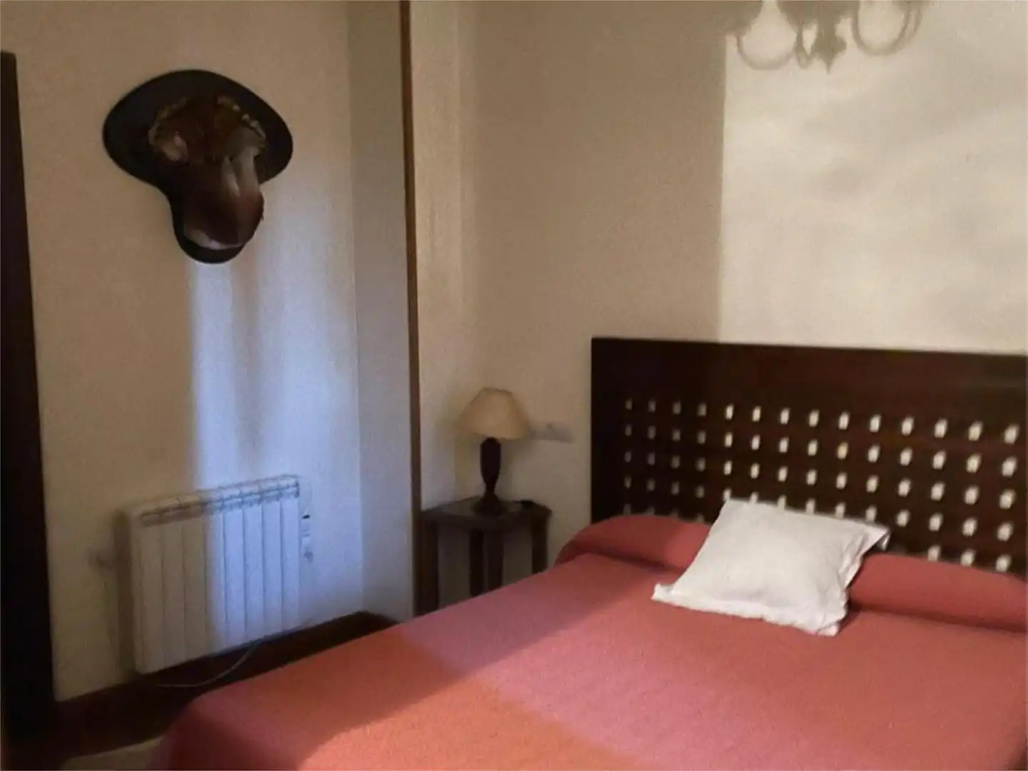 Schlafzimmer von Einfamilien-Reihenhaus zum Verkauf in Trujillo mit Klimaanlage, Heizung und Privatgarten