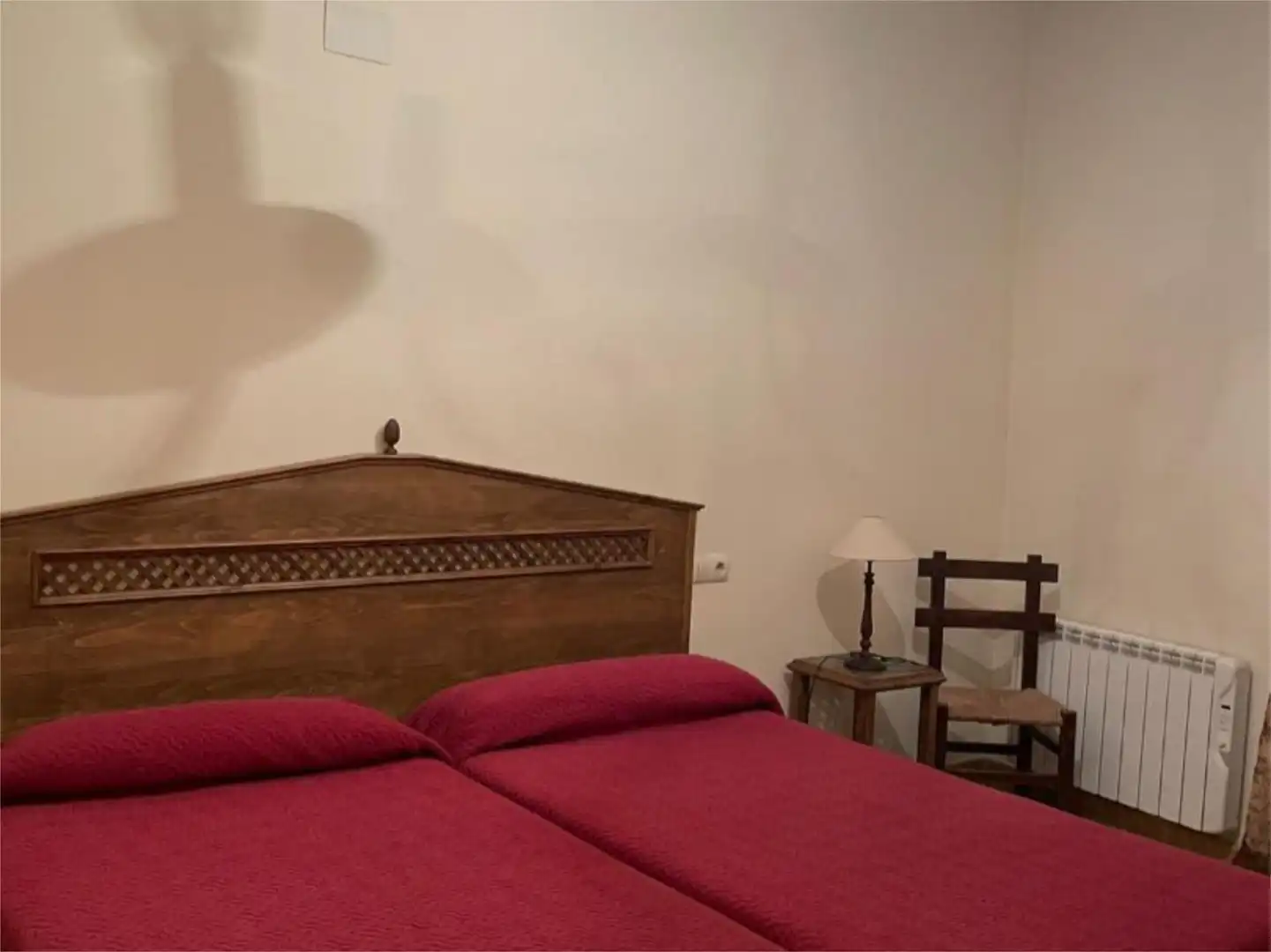 Schlafzimmer von Einfamilien-Reihenhaus zum Verkauf in Trujillo mit Klimaanlage, Heizung und Privatgarten