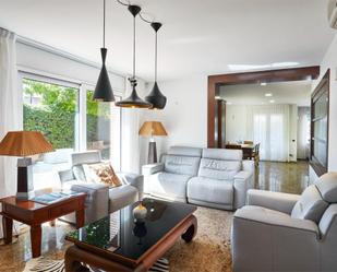 Sala d'estar de Casa o xalet en venda en Sant Cugat del Vallès amb Aire condicionat, Terrassa i Piscina