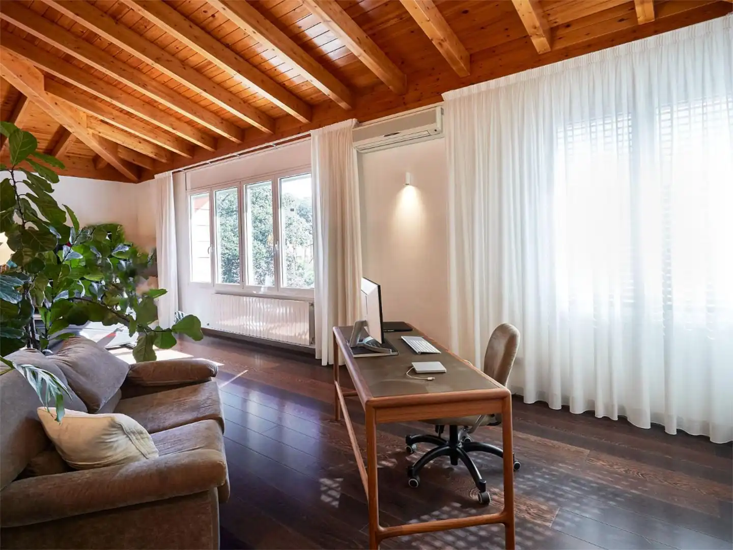 Piso en venta en Carrer Oceà Atlàntic, 71, Golf - Can Trabal Sala de estar de Piso en venta en Sant Cugat del Vallès con Aire acondicionado, Calefacción y Jardín privado