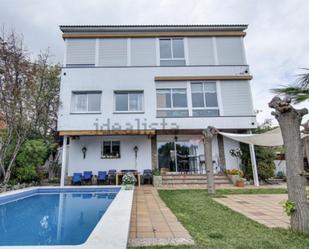 Exterior view of Single-family semi-detached for sale in Castelldefels  with Air Conditioner, Terrace and Swimming Pool