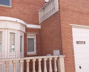 Vista exterior de Casa adosada en venda en San Adrián amb Terrassa i Balcó