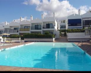 Vista exterior de Dúplex en venda en San Bartolomé de Tirajana amb Aire condicionat, Terrassa i Piscina