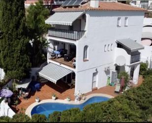 Vista exterior de Casa o xalet en venda en Nerja amb Aire condicionat, Terrassa i Piscina