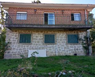 Vista exterior de Casa o xalet en venda en Navarrevisca amb Jardí privat, Moblat i Balcó