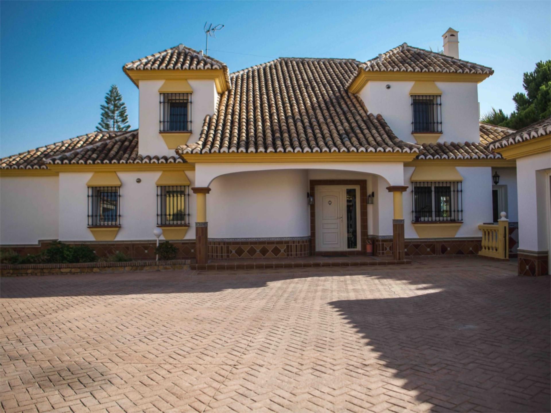 Vista exterior de Casa o xalet en venda en Alhaurín de la Torre amb Aire condicionat, Terrassa i Piscina