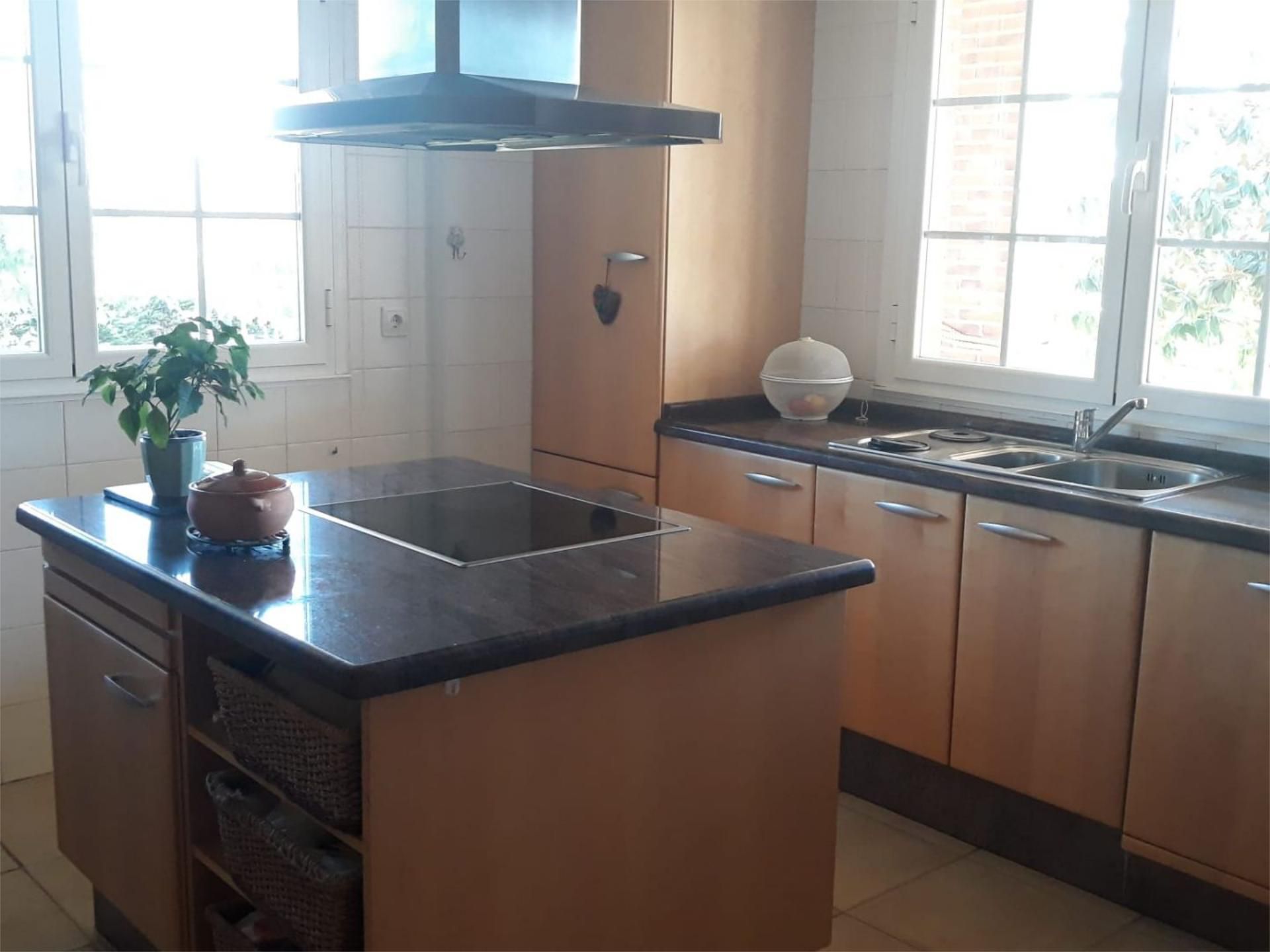 Cuina de Casa o xalet en venda en Villafranca del Bierzo amb Calefacció, Jardí privat i Parquet