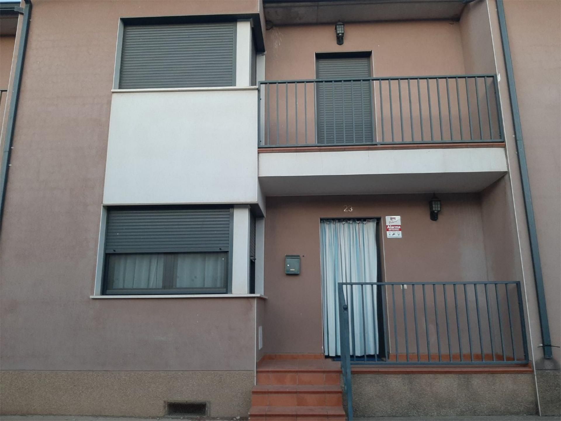 Vista exterior de Casa adosada en venda en Almuniente amb Calefacció i Moblat