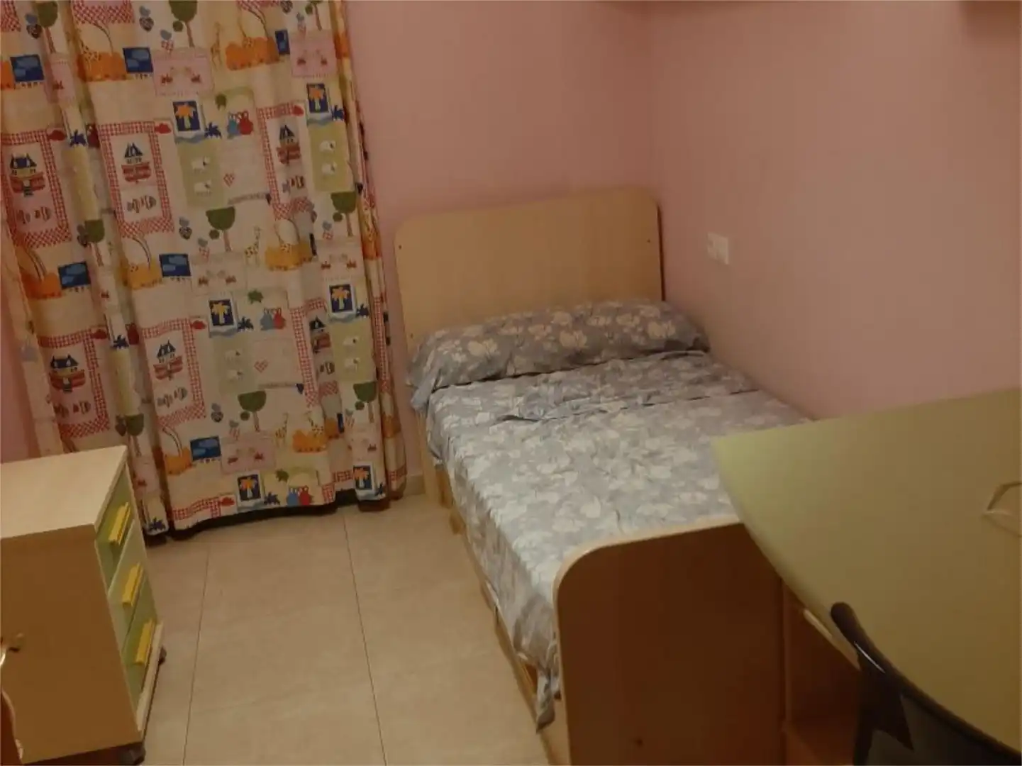 Casa adosada en venda a Ronda Levante, 22, Almuniente Dormitori de Casa adosada en venda en Almuniente amb Calefacció i Moblat