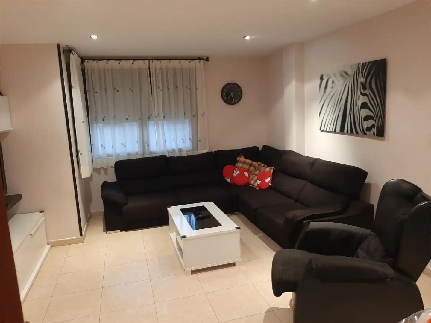 Casa adosada en venda a Ronda Levante, 22, Almuniente Sala d'estar de Casa adosada en venda en Almuniente amb Calefacció i Moblat