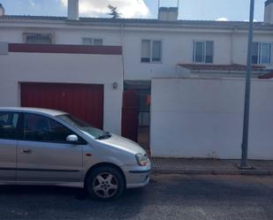 Vista exterior de Casa adosada en venda en Villamayor de Santiago amb Traster, Moblat i Balcó