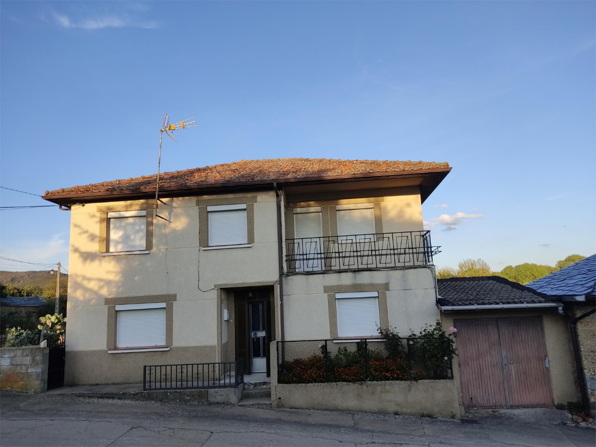 Exterior view of House or chalet for sale in Muelas de los Caballeros  with Heating, Terrace and Storage room