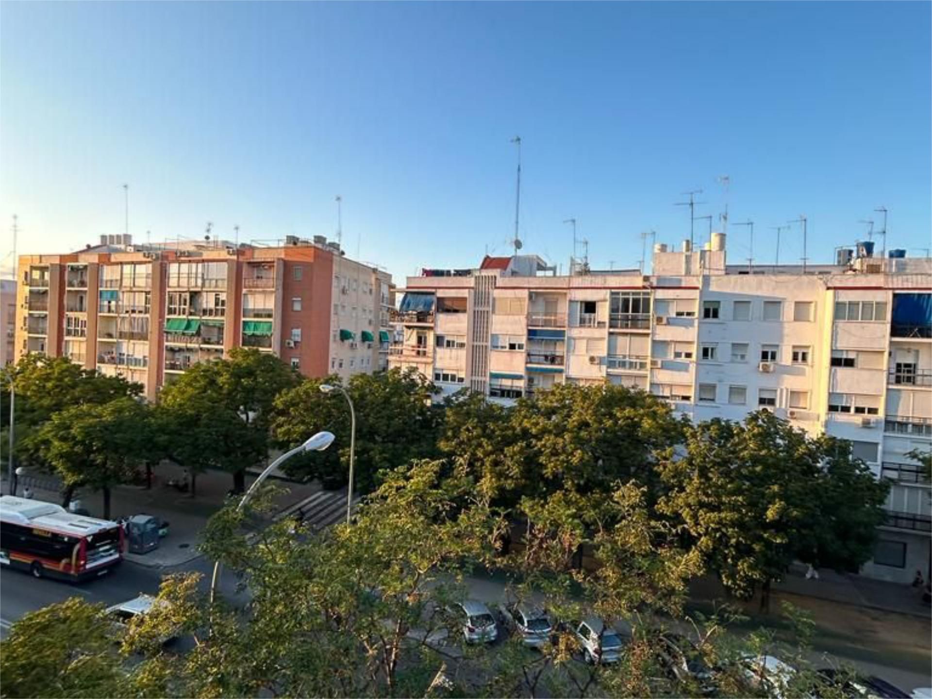 Vista exterior de Pis de lloguer en  Sevilla Capital amb Aire condicionat, Calefacció i Balcó