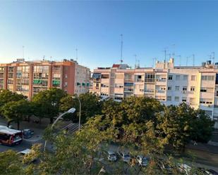 Vista exterior de Pis de lloguer en  Sevilla Capital amb Aire condicionat i Balcó