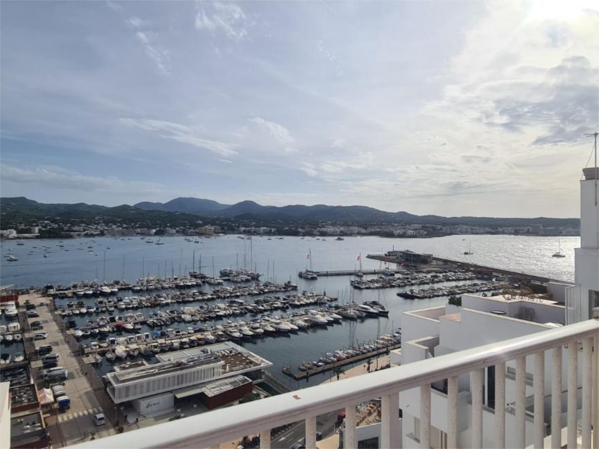 Vista exterior de Pis en venda en Sant Antoni de Portmany amb Piscina, Moblat i Balcó