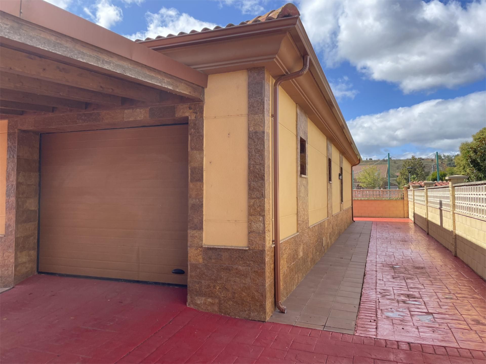 Vista exterior de Pis en venda en Villamañán amb Terrassa
