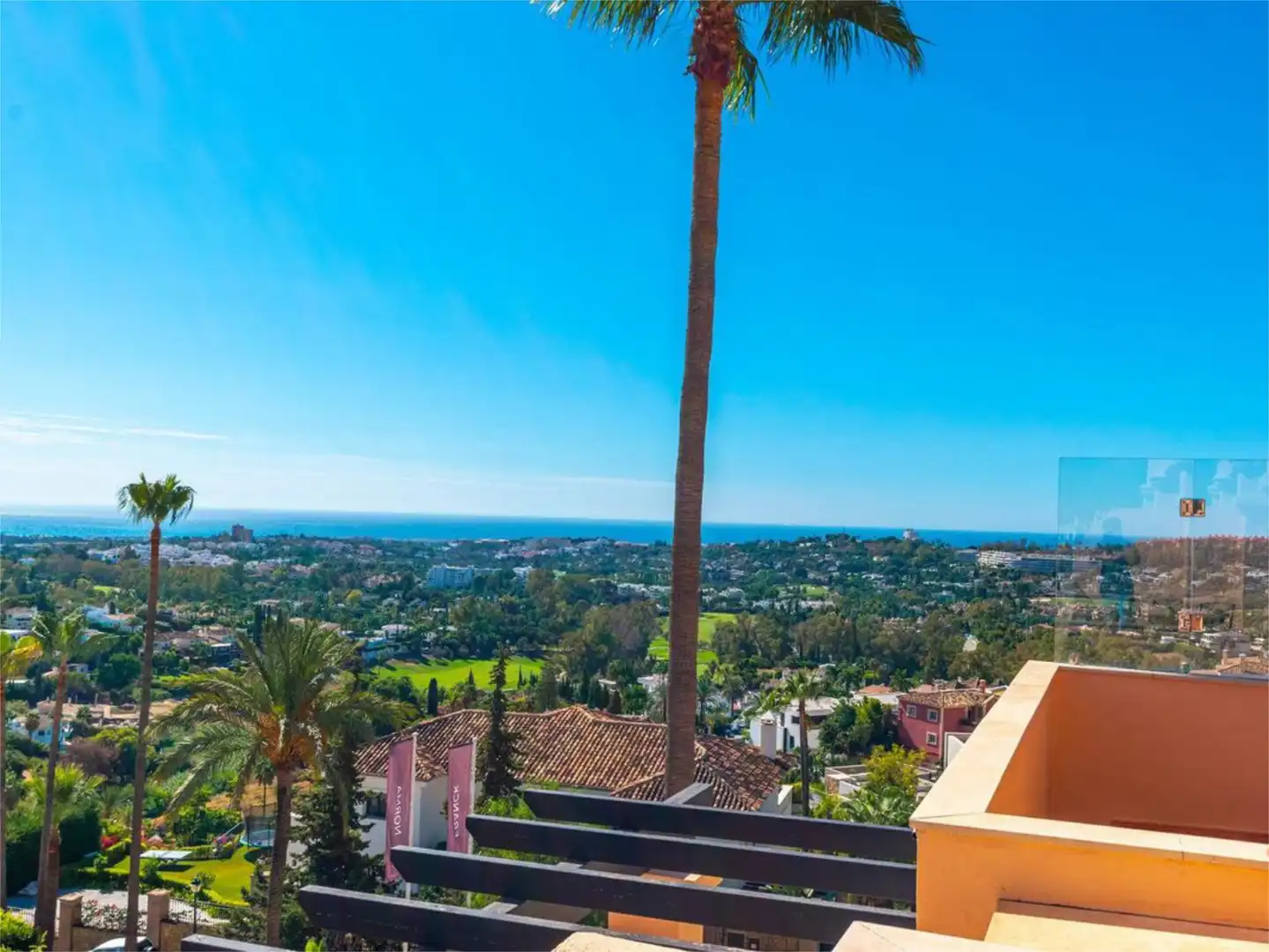Ático en venta en Avenida de Manolete, Nueva Andalucía centro Vista exterior de Ático en venta en Marbella con Aire acondicionado, Calefacción y Jardín privado