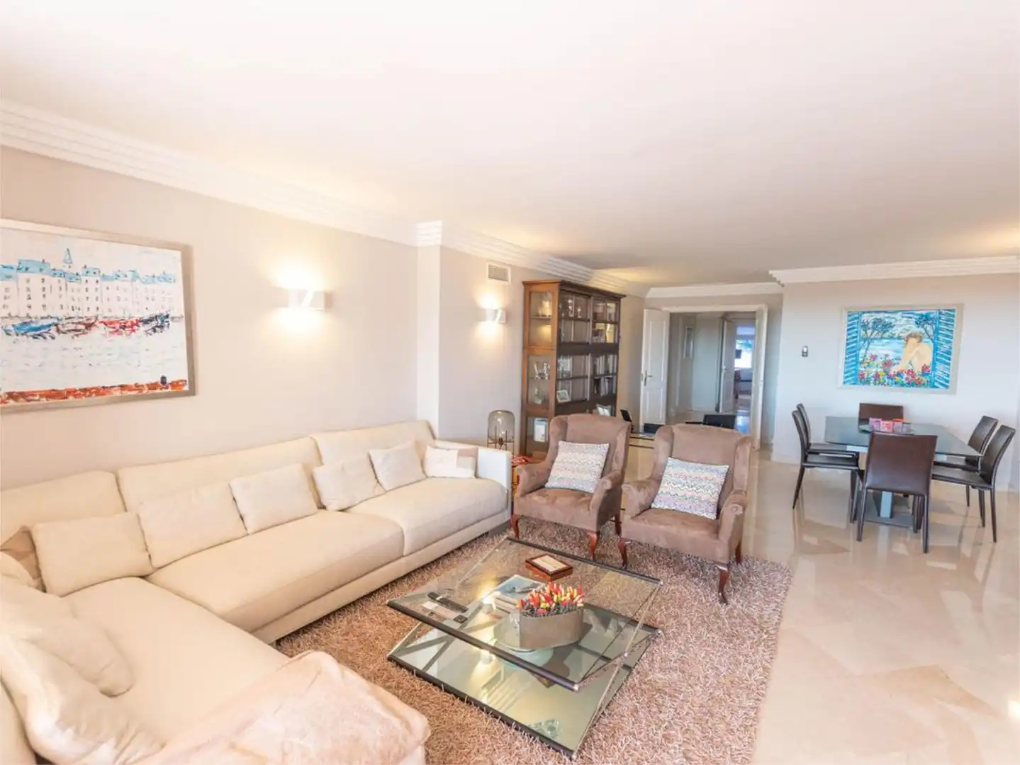 Ático en venta en Avenida de Manolete, Nueva Andalucía centro Sala de estar de Ático en venta en Marbella con Aire acondicionado, Calefacción y Jardín privado