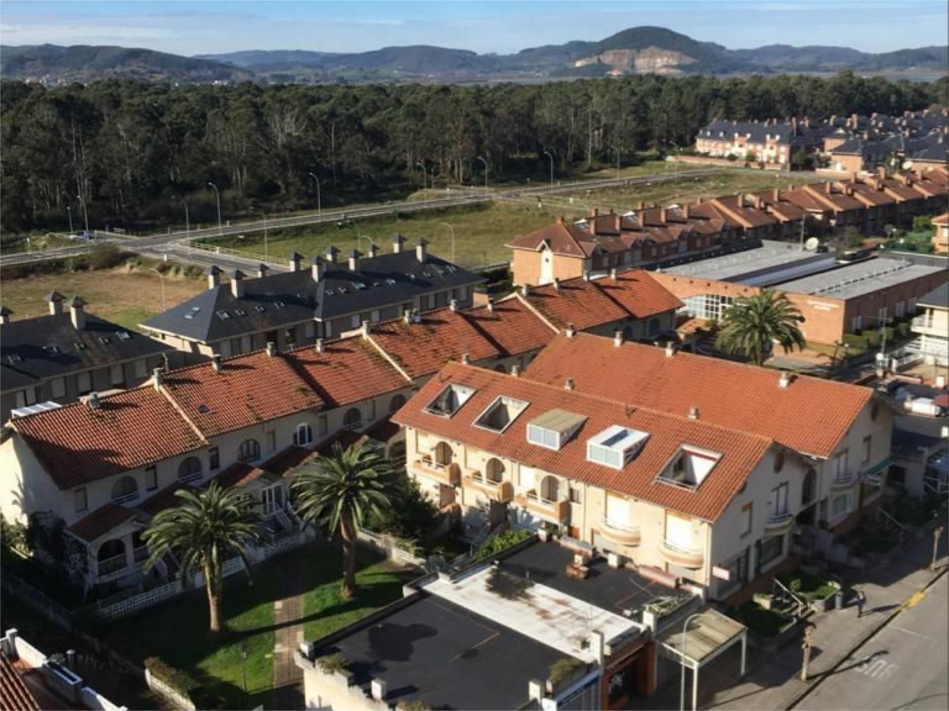 Vista exterior de Casa adosada en venda en Laredo amb Terrassa i Balcó