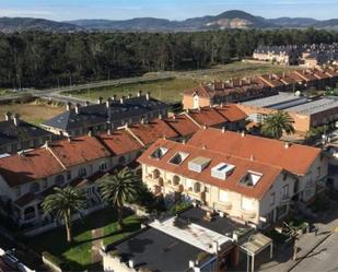 Vista exterior de Casa adosada en venda en Laredo amb Terrassa i Balcó