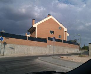 Vista exterior de Casa o xalet en venda en Campo Real amb Terrassa, Piscina i Balcó