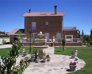 Jardí de Casa adosada en venda en Garray amb Terrassa