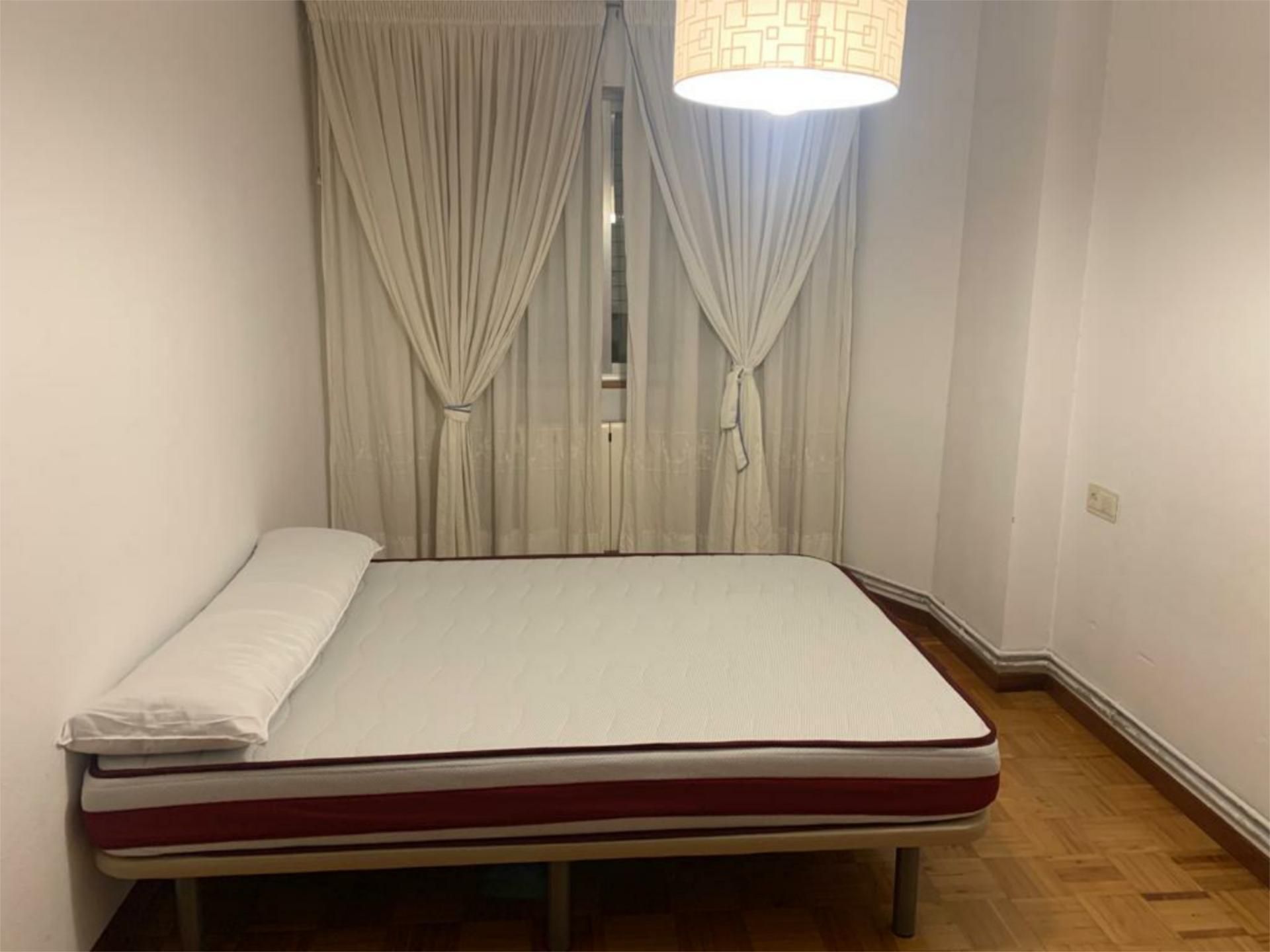 Dormitori de Pis per a compartir en Egüés amb Calefacció, Parquet i Terrassa