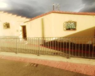Vista exterior de Casa adosada en venda en Torrellas amb Terrassa