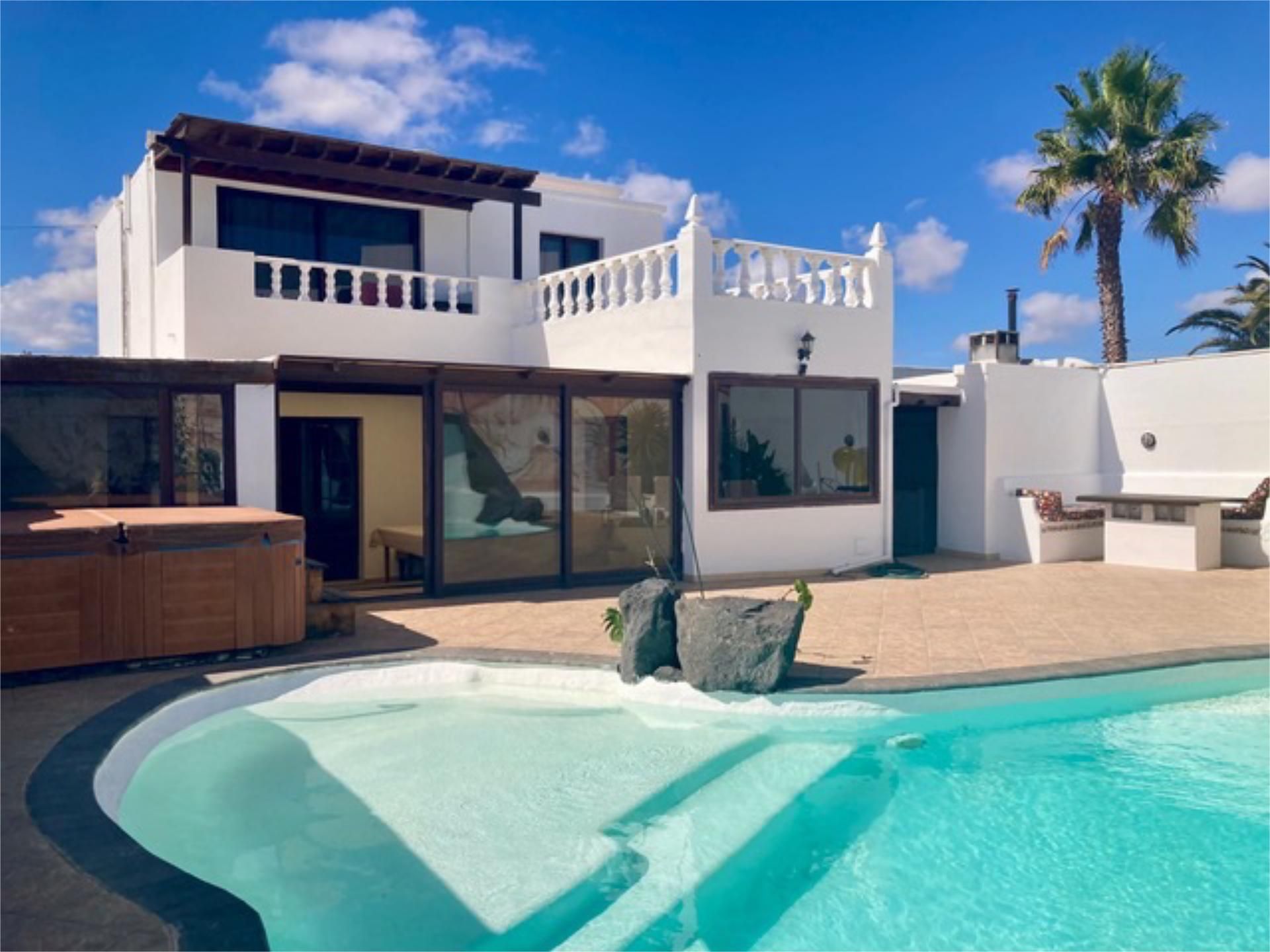 Vista exterior de Casa o xalet en venda en Teguise amb Aire condicionat, Piscina i Balcó