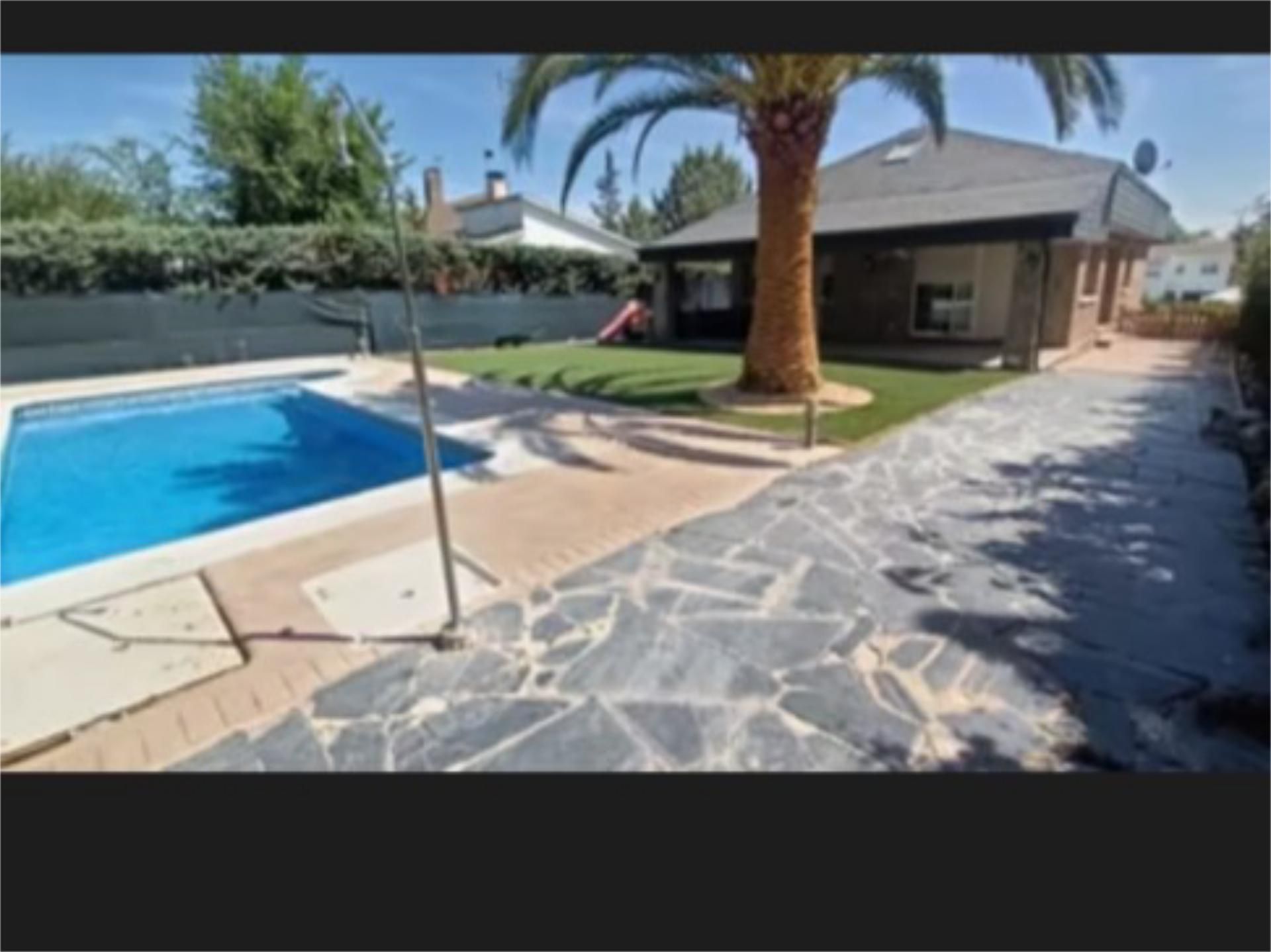 Exterior view of House or chalet for sale in Casarrubios del Monte  with Air Conditioner, Swimming Pool and Balcony