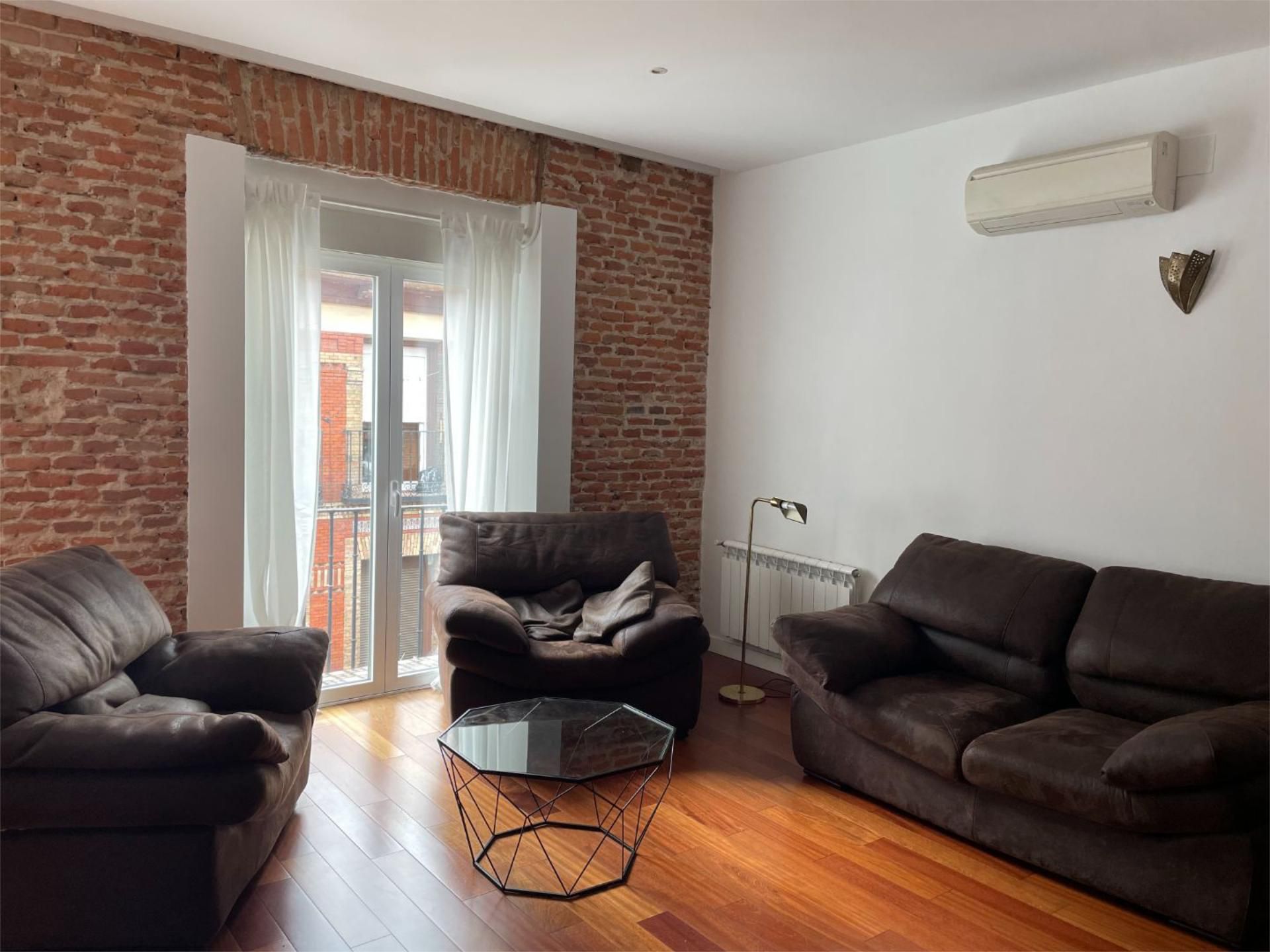 Sala d'estar de Àtic de lloguer en  Madrid Capital amb Aire condicionat i Balcó