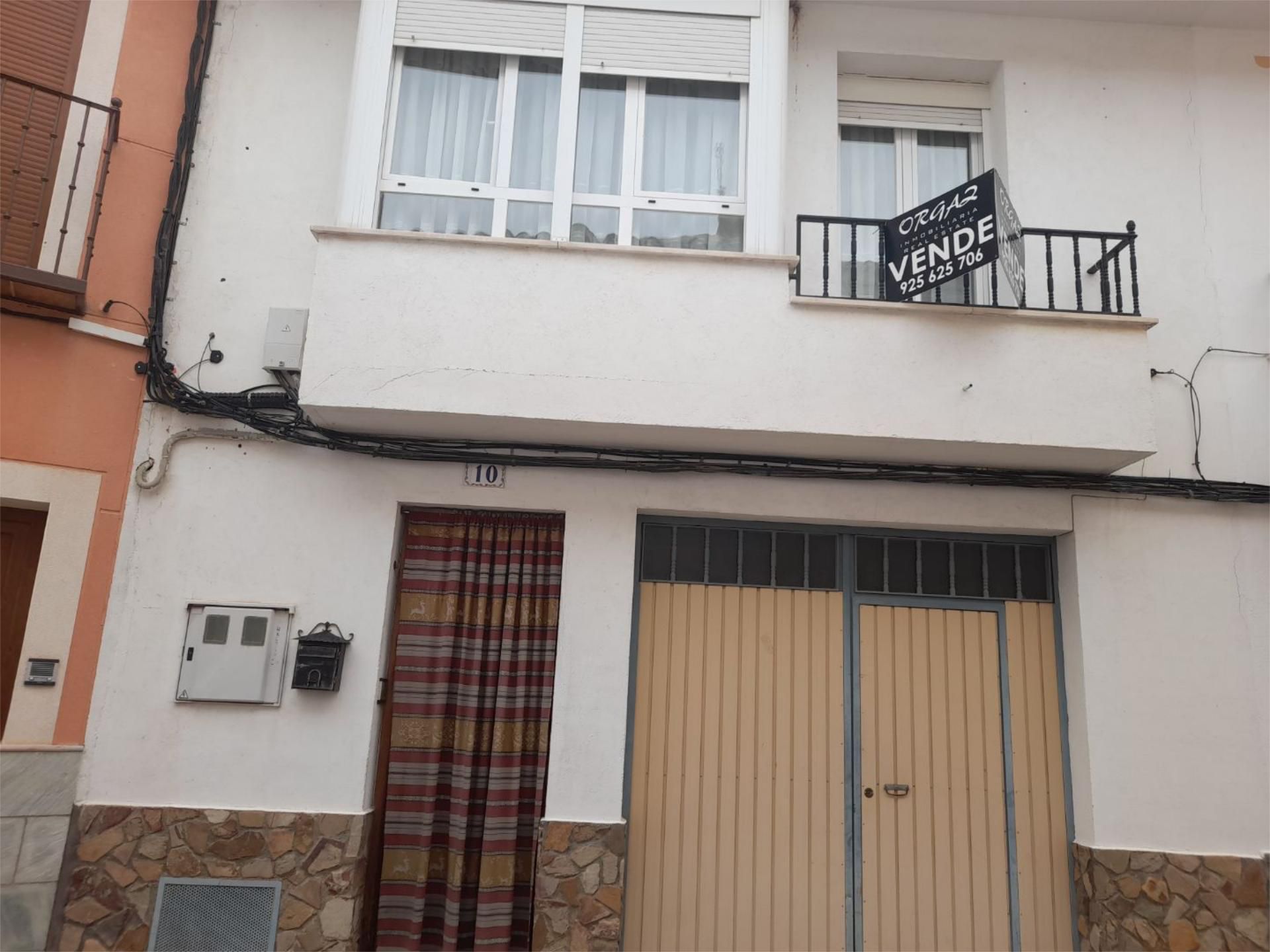 Vista exterior de Casa adosada en venda en Dosbarrios amb Calefacció, Terrassa i Balcó