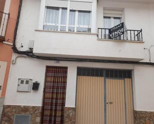 Exterior view of Single-family semi-detached for sale in Dosbarrios  with Heating, Terrace and Balcony