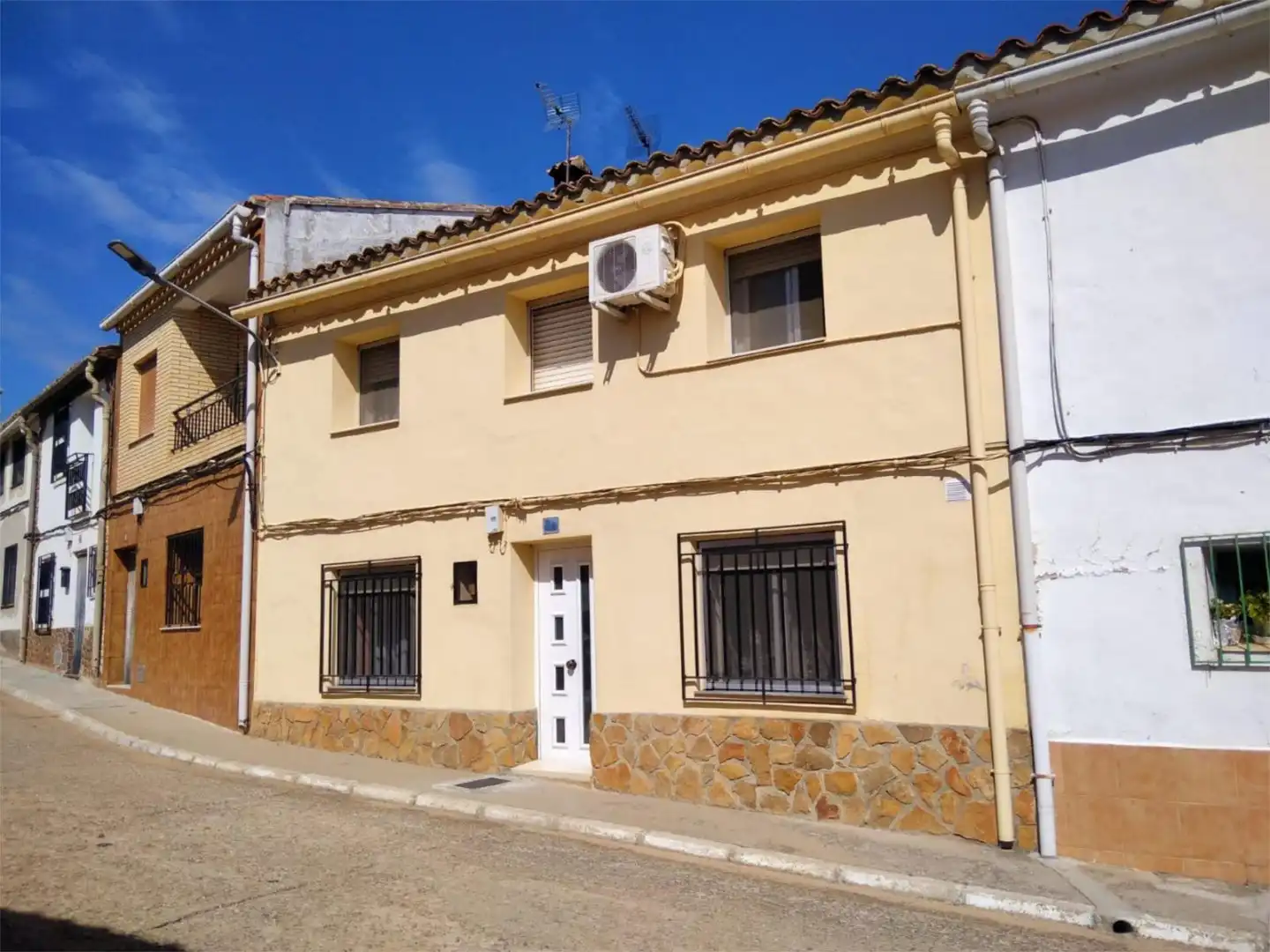 Exterior view of Detached homes for sale in Talayuelas  with Air Conditioner