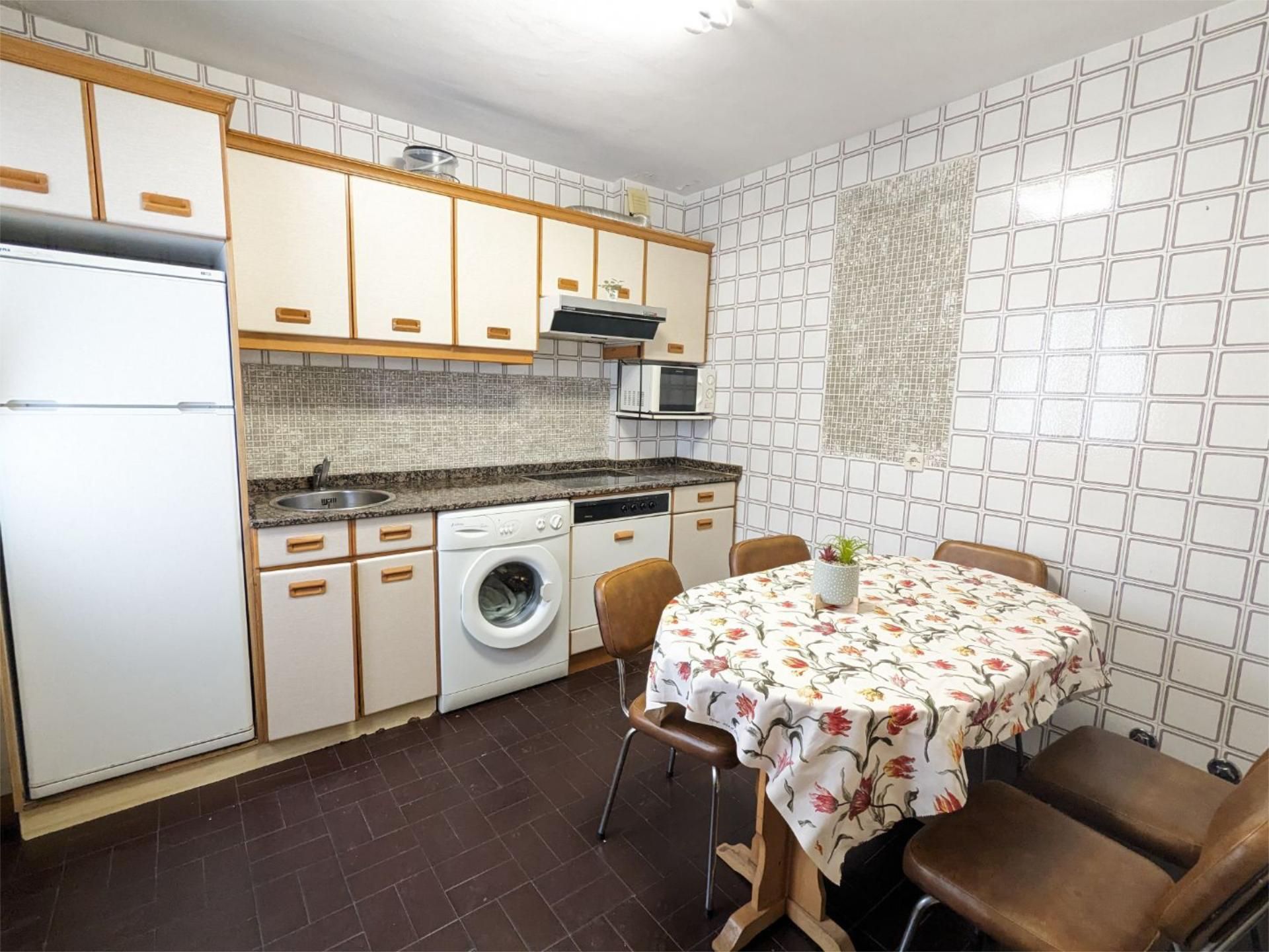 Cuina de Pis en venda en Medina de Pomar amb Calefacció, Terrassa i Moblat