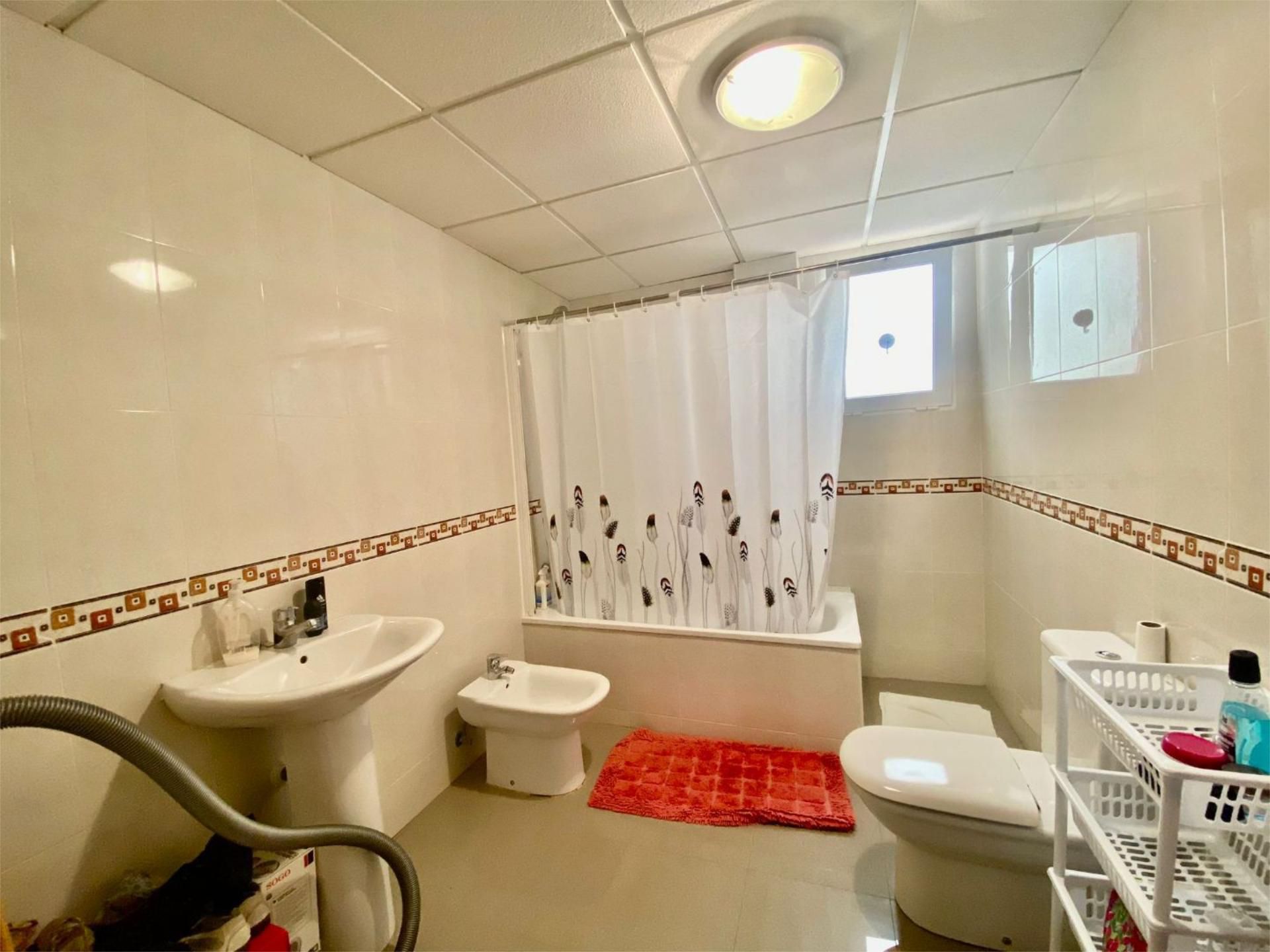 Baño de Piso para compartir en Aspe con Aire acondicionado y Amueblado
