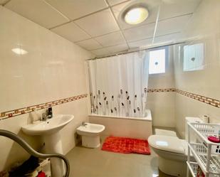 Bathroom of Flat to share in Aspe  with Air Conditioner