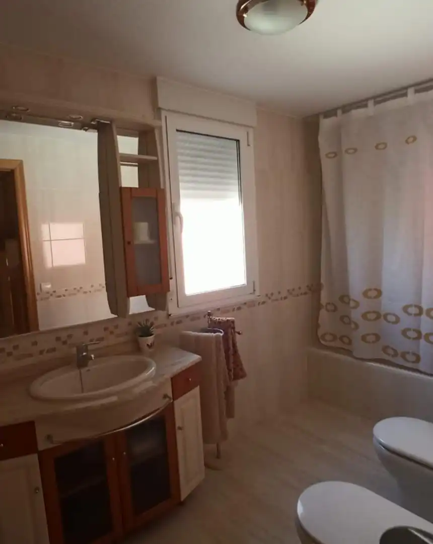 Baño de Casa adosada en venta en Cacabelos con Jardín privado, Terraza y Trastero