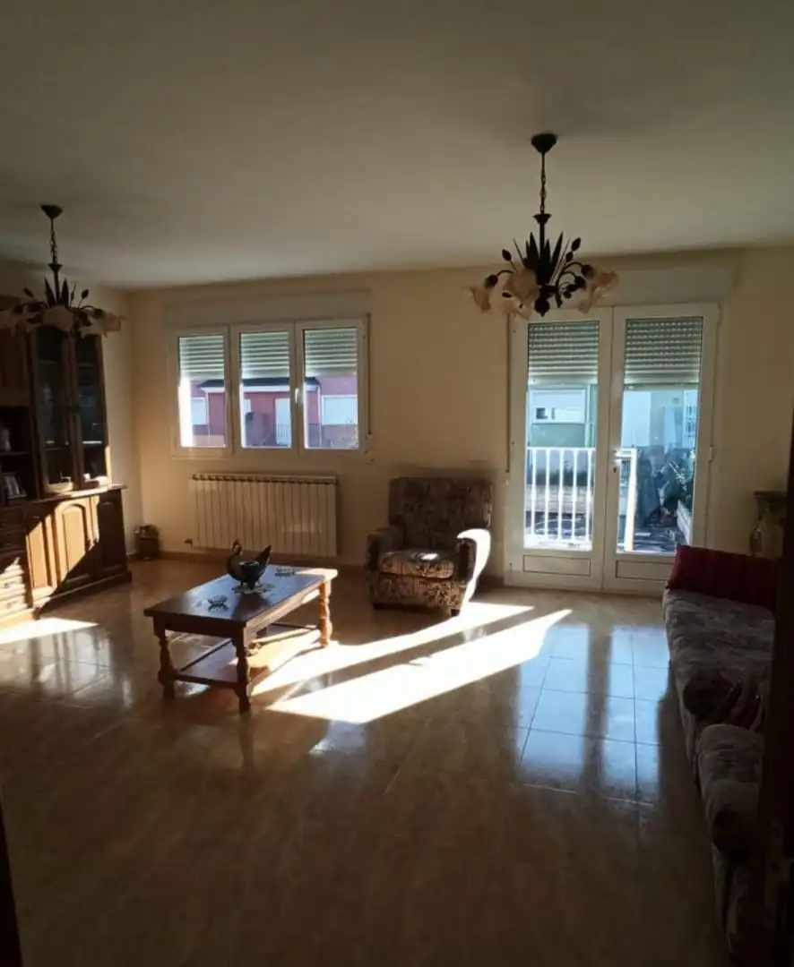 Sala de estar de Casa adosada en venta en Cacabelos con Jardín privado, Terraza y Trastero