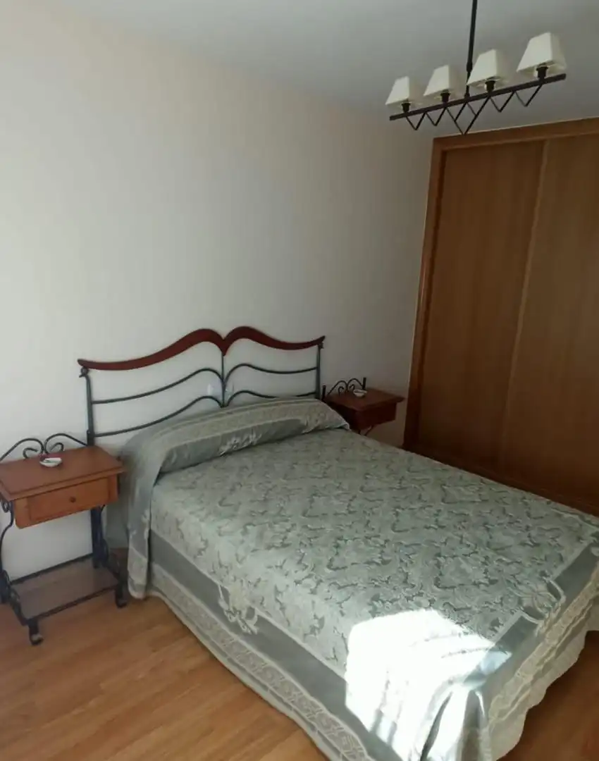 Habitación de Casa adosada en venta en Cacabelos con Jardín privado, Terraza y Trastero