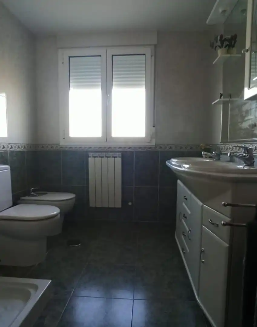 Baño de Casa adosada en venta en Cacabelos con Jardín privado, Terraza y Trastero