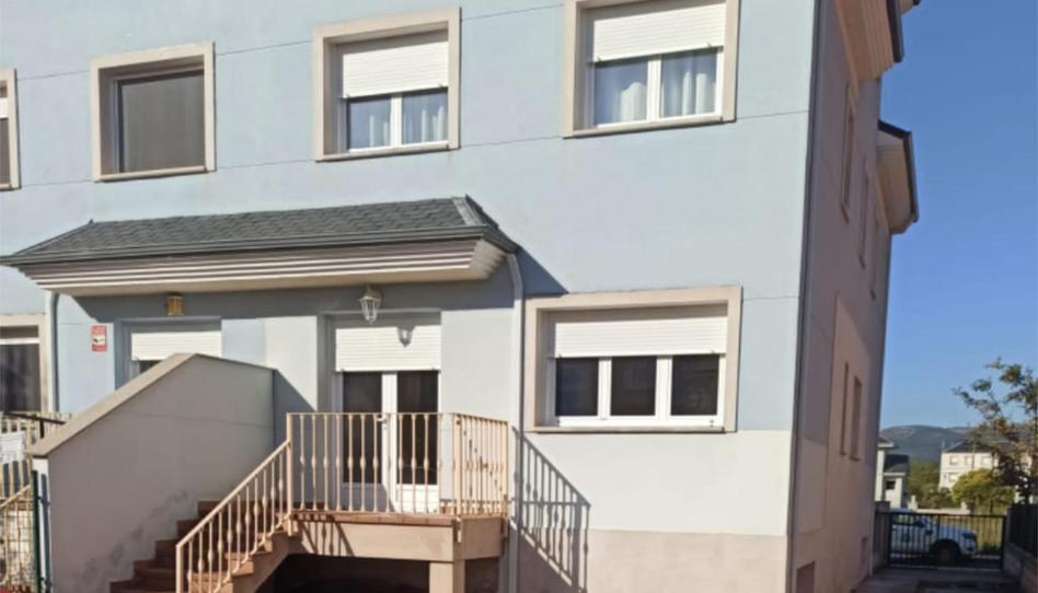 Foto 1 de Casa adosada en venda a Calle Historiador Floro, 36, Cacabelos, León