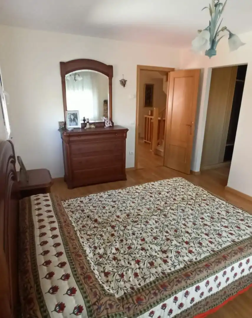 Habitación de Casa adosada en venta en Cacabelos con Jardín privado, Terraza y Trastero