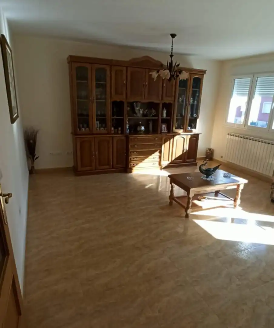 Sala de estar de Casa adosada en venta en Cacabelos con Jardín privado, Terraza y Trastero