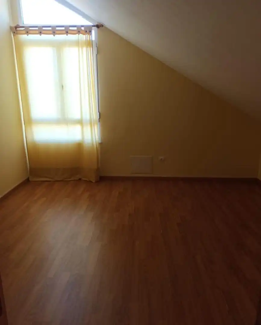 Habitación de Casa adosada en venta en Cacabelos con Jardín privado, Terraza y Trastero